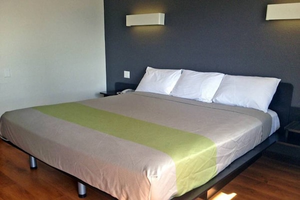 Foto van 1 kingsize bed | Rookvrij, Keuken - Vakantiehuis in Cypress - BedRoom