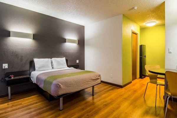 Foto van 1 King Bed | Mobil Access Tub Ns Kitchen - Vakantiehuis in Cypress - BedRoom