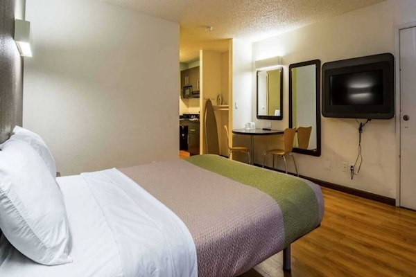 Foto van 1 King Bed | Mobil Access Tub Ns Kitchen - Vakantiehuis in Cypress - BedRoom