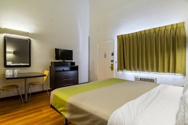 Foto van 1 King Bed | Mobil Access Tub Ns Kitchen - Vakantiehuis in Cypress - BedRoom