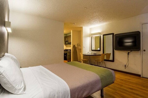 Foto van 1 King Bed | Mobil Access Tub Ns Kitchen - Vakantiehuis in Cypress - BedRoom