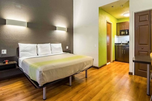 Foto van 1 Queensize Bed | Mobil Access Tub Ns Kitchen - Vakantiehuis in Cypress - BedRoom