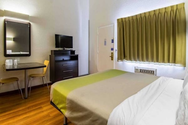 Foto van 1 Queensize Bed | Mobil Access Tub Ns Kitchen - Vakantiehuis in Cypress - BedRoom
