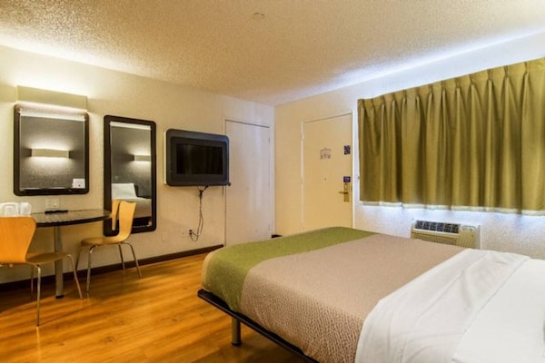 Foto van 1 Queensize Bed | Mobil Access Tub Ns Kitchen - Vakantiehuis in Cypress - BedRoom