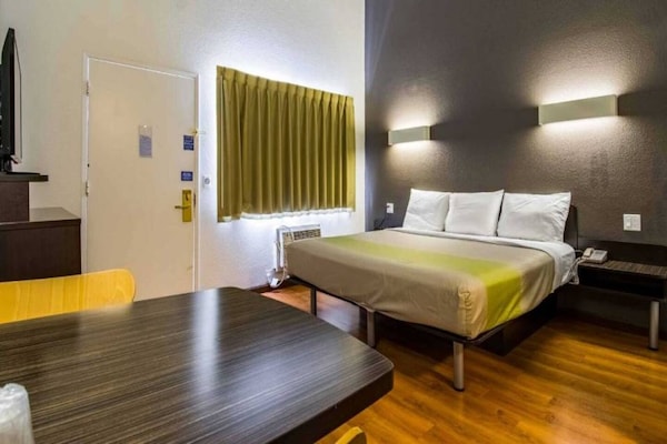 Foto van 1 Queensize Bed | Mobil Access Tub Ns Kitchen - Vakantiehuis in Cypress - BedRoom