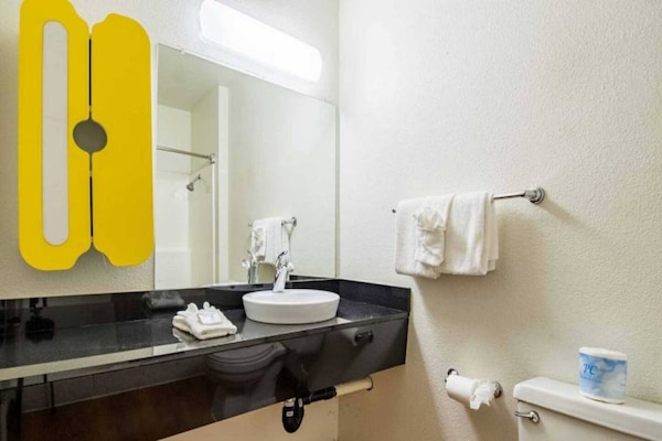 Foto van 1 Queensize Bed | Mobil Access Tub Ns Kitchen - Vakantiehuis in Cypress - BathRoom