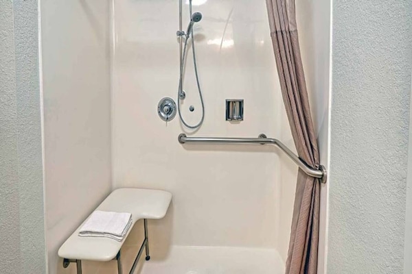 Foto van 2 Volledige Bedden | Ada/tub - Vakantiehuis in Inglewood - BathRoom