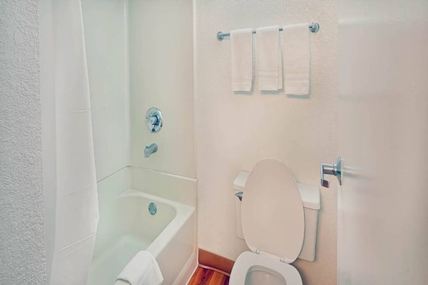 Foto van 2 Queensize Bedden | Premium | Mini Koelkast - Vakantiehuis in Inglewood - BathRoom