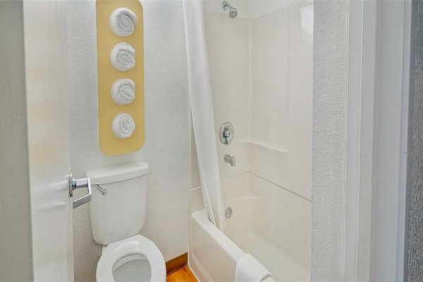 Foto van 2 Queensize Bedden | Premium | Mini Koelkast - Vakantiehuis in Inglewood - BathRoom