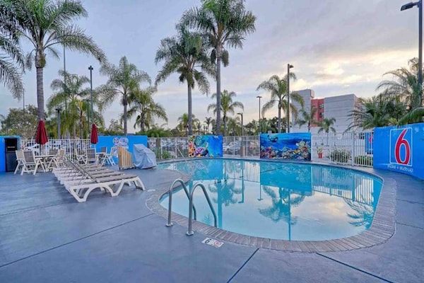 Foto van 2 Queensize Bedden | Premium | Mini Koelkast - Vakantiehuis in Inglewood - Pool