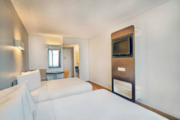 Foto van 2 Queensize Bedden | Premium | Mini Koelkast - Vakantiehuis in Inglewood - BedRoom