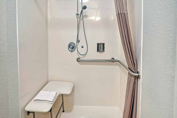 Foto van 2 queensize bedden | Inglewood - Vakantiehuis in Inglewood - BathRoom
