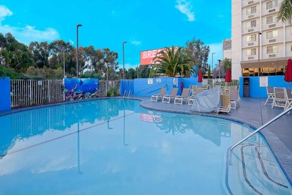 Foto van 2 queensize bedden | Inglewood - Vakantiehuis in Inglewood - Pool