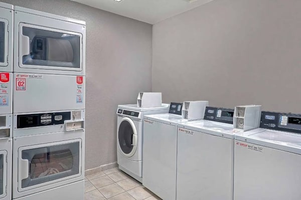 Foto van 2 Queensize Bedden | Mini Koelkast - Vakantiehuis in Inglewood - Facilities