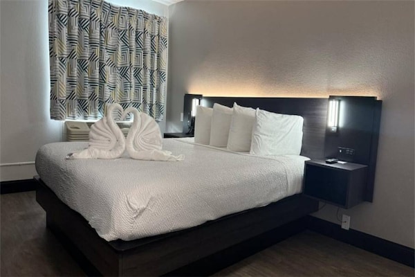Foto van 1 kingsize bed | Toegankelijk voor mindervaliden | Douche | Nsmk - BedRoom
