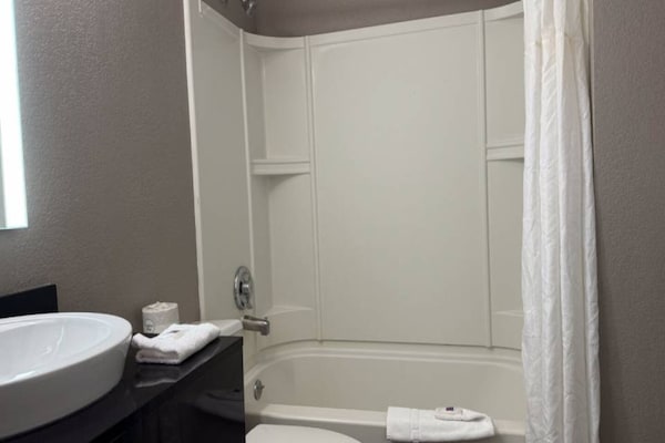 Foto van 1 kingsize bed | Toegankelijk voor mindervaliden | Douche | Nsmk - BathRoom