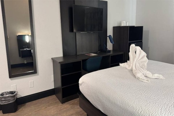 Foto van 1 kingsize bed | Toegankelijk voor mindervaliden | Douche | Nsmk - BedRoom