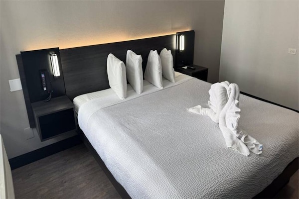 Foto van 1 kingsize bed | Toegankelijk voor mindervaliden | Douche | Nsmk - BedRoom