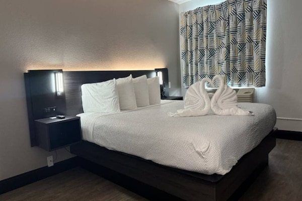 Foto van 1 kingsize bed | Toegankelijk voor mindervaliden | Douche | Nsmk - BedRoom