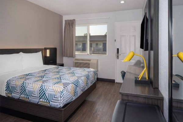 Foto van 1 tweepersoonsbed (queensize) | Minikoelkast - Vakantiehuis in Fontana - BedRoom