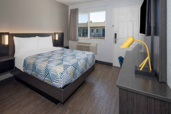Foto van 1 tweepersoonsbed (queensize) | Minikoelkast - Vakantiehuis in Fontana - BedRoom