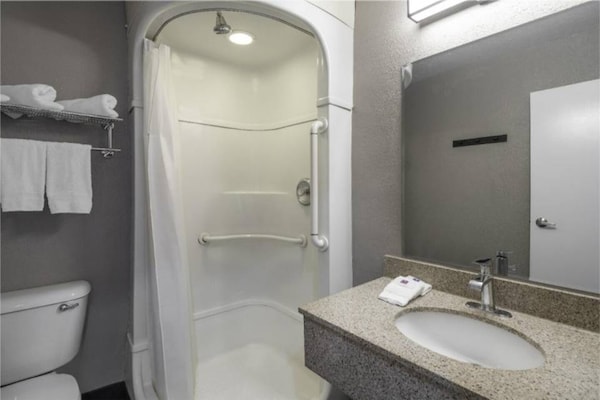 Foto van 1 tweepersoonsbed (queensize) | Minikoelkast - Vakantiehuis in Fontana - Facilities