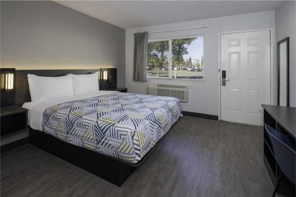 Foto van 1 tweepersoonsbed (queensize) | Minikoelkast - Vakantiehuis in Fontana - DiningRoom