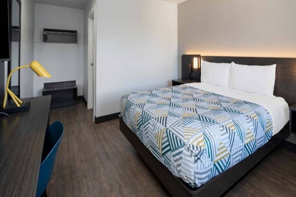 Foto van 1 tweepersoonsbed (queensize) | Minikoelkast - Vakantiehuis in Fontana - BedRoom