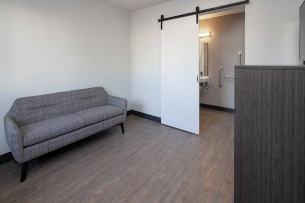 Foto van 1 tweepersoonsbed (queensize) | Minikoelkast - Vakantiehuis in Fontana - BedRoom