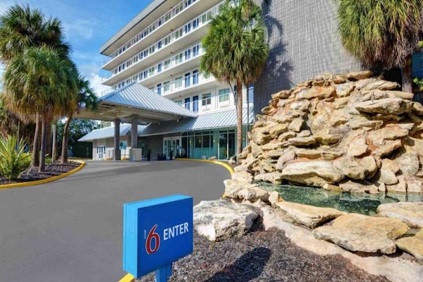 Foto van 2 Queensize Bedden | Premium | Micfridge - Vakantiehuis in Cutler Bay - ExteriorSummer