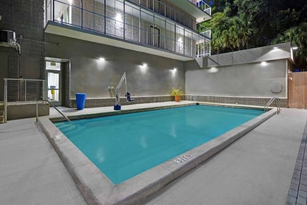 Foto van 2 Queensize Bedden | Premium | Micfridge - Vakantiehuis in Cutler Bay - Pool