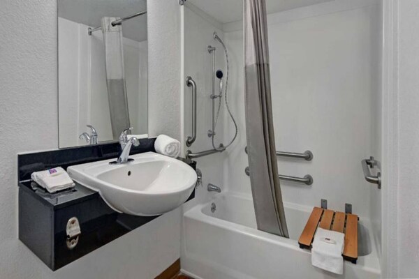 Foto van 1 King Bed | Premium | Micfridge - Vakantiehuis in Cutler Bay - BathRoom