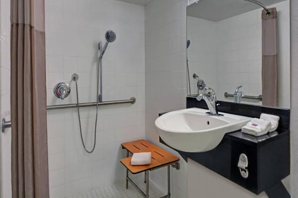Foto van 1 King Bed | Premium | Micfridge - Vakantiehuis in Cutler Bay - BathRoom