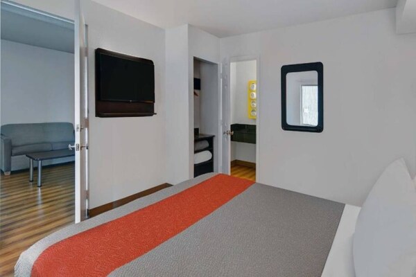Foto van 1 King Bed | Premium | Micfridge - Vakantiehuis in Cutler Bay - BedRoom
