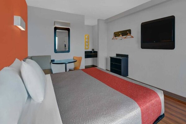 Foto van 1 King Bed | Premium | Micfridge - Vakantiehuis in Cutler Bay - BedRoom