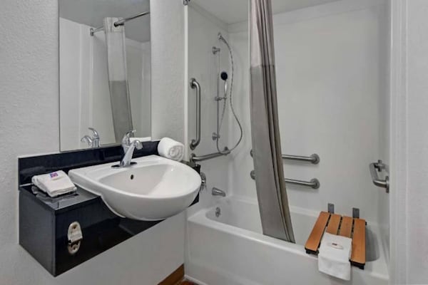 Foto van 2 Queensize Bedden | - Vakantiehuis in Cutler Bay - BathRoom