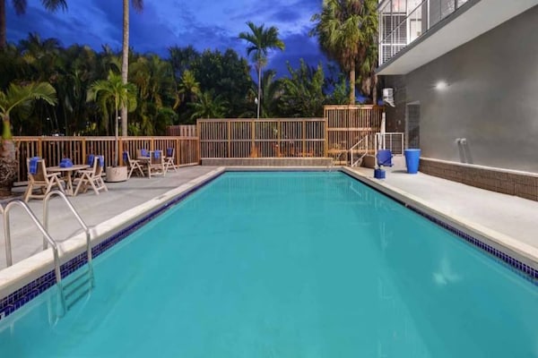 Foto van 2 Queensize Bedden | - Vakantiehuis in Cutler Bay - Pool