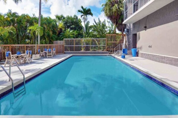 Foto van 2 Queensize Bedden | - Vakantiehuis in Cutler Bay - Pool