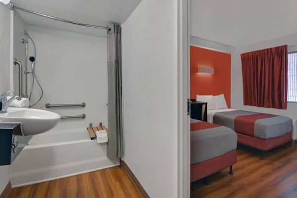 Foto van 2 Queensize Bedden | - Vakantiehuis in Cutler Bay - BedRoom