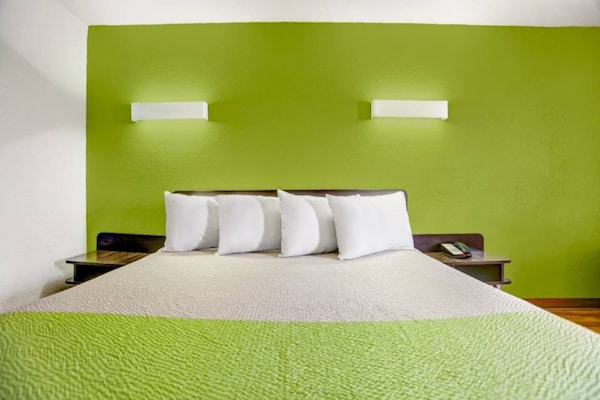Foto van 1 kingsize bed | Rookvrij, koelkast - Vakantiehuis in Moriarty - BedRoom