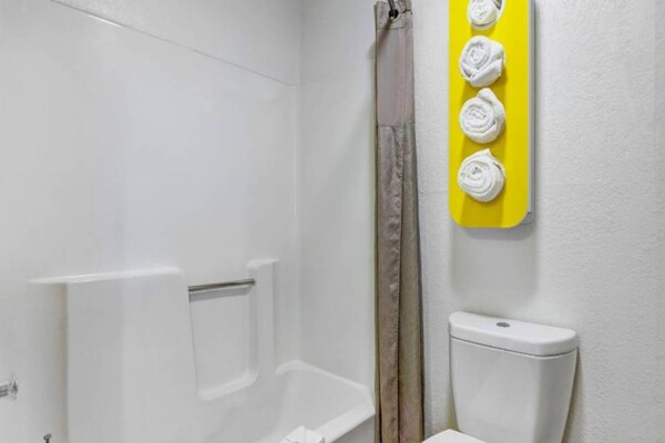 Foto van 1 kingsize bed | Rookvrij, koelkast - Vakantiehuis in Moriarty - BathRoom