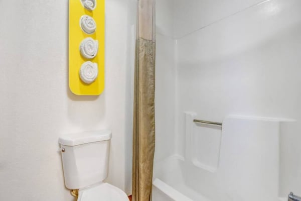 Foto van 1 kingsize bed | Rookvrij, koelkast - Vakantiehuis in Moriarty - BathRoom