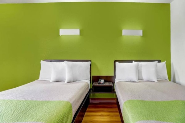 Foto van 2 tweepersoonsbedden (queensize) | Rookvrij, minikoelkast - BedRoom