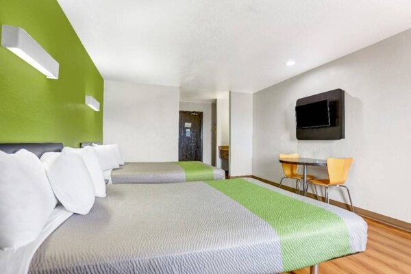 Foto van 2 tweepersoonsbedden (queensize) | Rookvrij, minikoelkast - BedRoom