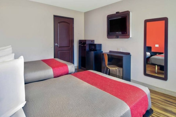 Foto van 2 tweepersoonsbedden (queensize) | Rookvrij - Vakantiehuis in VICTORVILLE - BedRoom