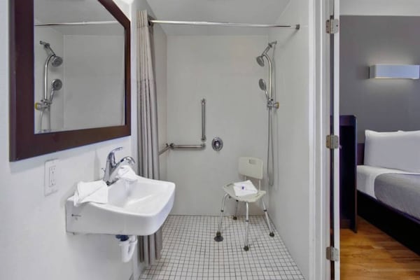 Foto van 2 tweepersoonsbedden (queensize) | Rookvrij - Vakantiehuis in VICTORVILLE - BathRoom