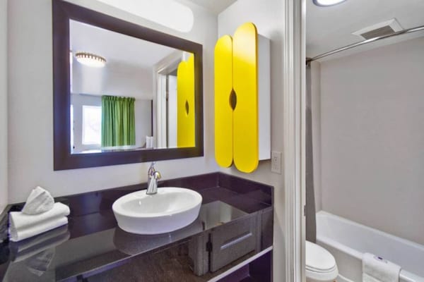Foto van 2 tweepersoonsbedden (queensize) | Rookvrij - Vakantiehuis in VICTORVILLE - BathRoom