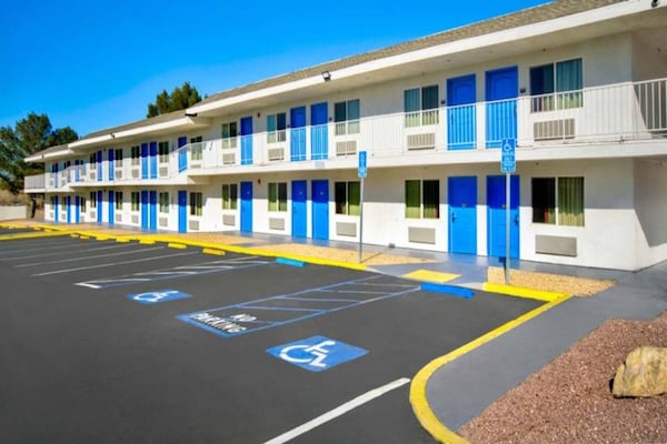 Foto van 2 tweepersoonsbedden (queensize) | Rookvrij - Vakantiehuis in VICTORVILLE - ExteriorSummer
