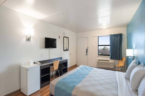 Foto van 1 King Bed | Mob Access Tub Ns Minifridge - Vakantiehuis in Colorado Springs - BedRoom