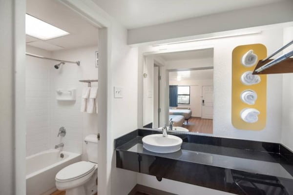 Foto van 1 King Bed | Mob Access Tub Ns Minifridge - Vakantiehuis in Colorado Springs - BedRoom